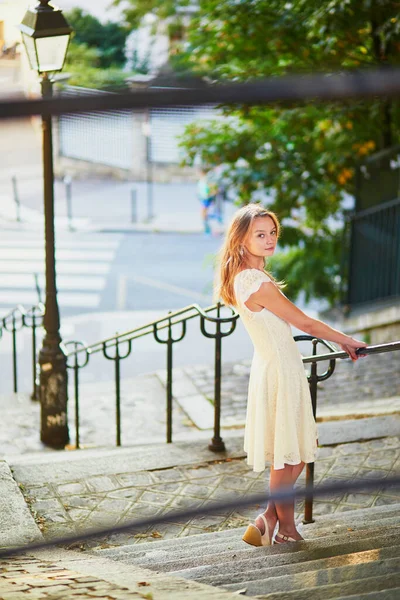 Красивая Молодая Женщина Белом Платье Гуляет Знаменитому Холму Монмартр Париже — стоковое фото