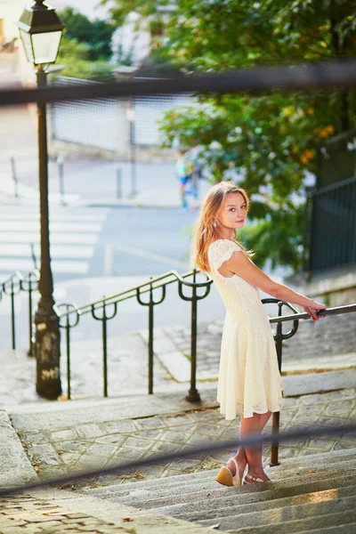 Vacker Ung Kvinna Vit Klänning Promenader Berömda Montmartre Kulle Paris — Stockfoto