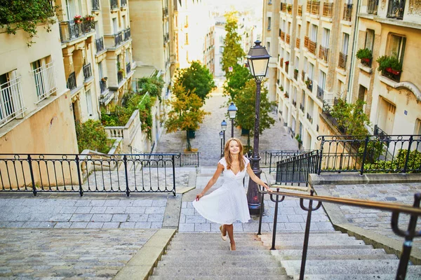 Piękna Młoda Kobieta Białej Sukience Spacerująca Słynnym Wzgórzu Montmartre Paryżu — Zdjęcie stockowe