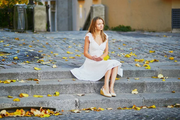 Mulher Bonita Vestido Branco Sentado Nas Escadas Com Folhas Outono — Fotografia de Stock