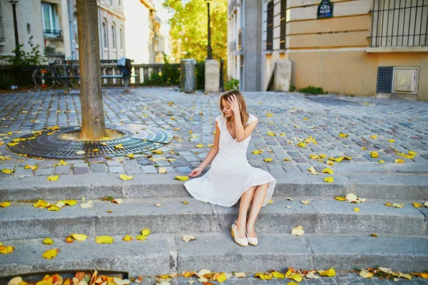Όμορφη Νεαρή Γυναίκα Λευκό Φόρεμα Κάθεται Στις Σκάλες Κίτρινα Φύλλα — Φωτογραφία Αρχείου