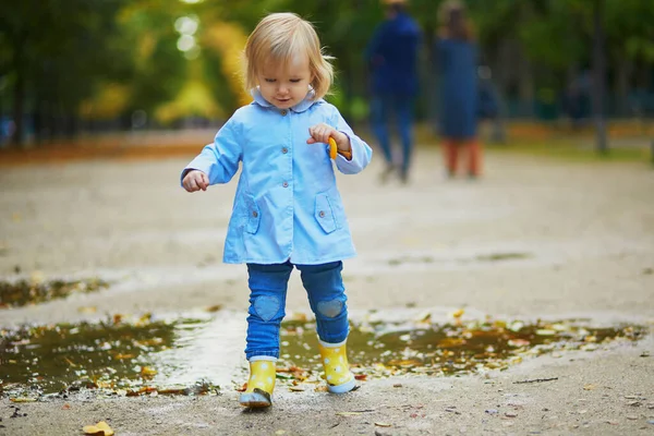 Criança Usando Botas Chuva Amarelas Pulando Poça Dia Outono Menina — Fotografia de Stock