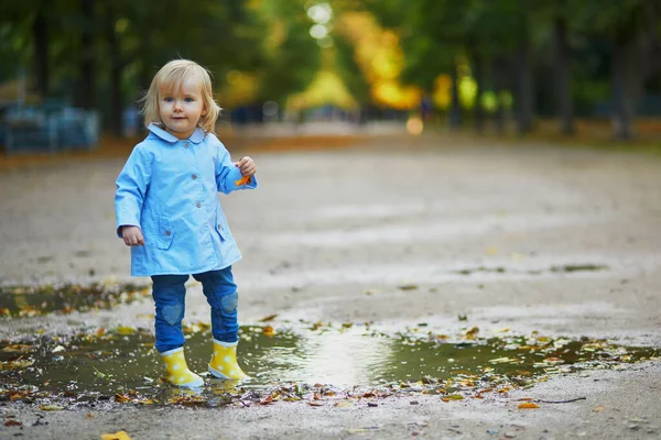 Kind Draagt Gele Regenlaarzen Springt Plas Een Herfstdag Schattig Peutermeisje — Stockfoto