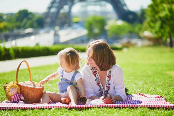 Mujer Joven Con Una Niña Haciendo Picnic Cerca Torre Eiffel — Foto de Stock