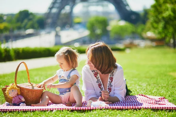 Mujer Joven Con Una Niña Haciendo Picnic Cerca Torre Eiffel —  Fotos de Stock