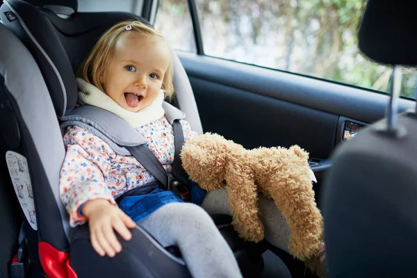 Urocza Dziewczynka Nowoczesnym Foteliku Samochodowym Ulubioną Pluszową Zabawką Mały Dzieciak — Zdjęcie stockowe