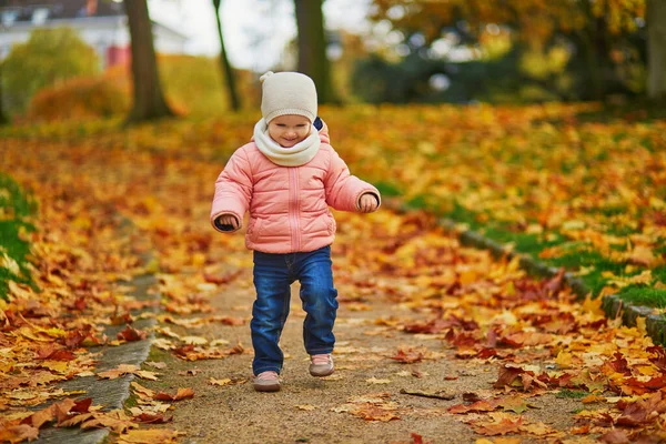 Очаровательная Веселая Девочка Бегущая Парке Монтсурис Париже Франция Счастливый Ребенок — стоковое фото