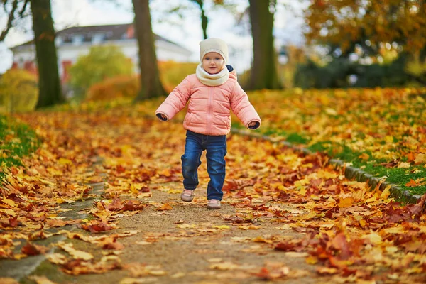 Förtjusande Glad Liten Flicka Som Springer Montsouris Park Paris Frankrike — Stockfoto