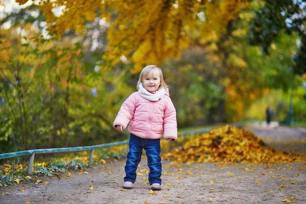 Schattig Vrolijk Kleuter Meisje Wandelen Montsouris Park Parijs Frankrijk Gelukkig — Stockfoto