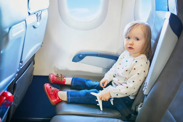 Αξιολάτρευτο Κοριτσάκι Που Ταξιδεύει Αεροπλάνο Μικρό Παιδί Που Κάθεται Στο — Φωτογραφία Αρχείου