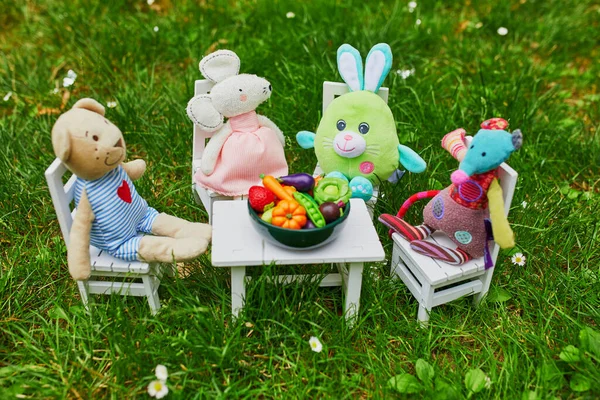 Brinquedos Suaves Que Têm Jantar Com Estatuetas Barro Frutas Legumes — Fotografia de Stock