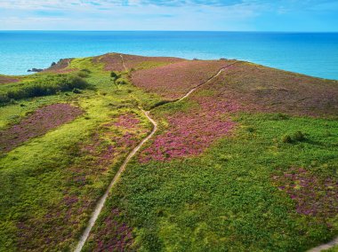 Cape d 'Erquy' nin manzarası, Fransa 'nın Brittany kentindeki en popüler turizm merkezlerinden biri. Ünlü GR34 izleme yolu boyunca yaygın olarak bilinen turist çekimini gösteren hava aracı görüntüsü