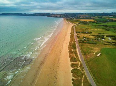 Finistere, Brittany, Fransa 'daki Atlantik okyanus kıyılarının insansız hava aracı görüntüsü. Ünlü GR34 izleme yolu boyunca yaygın olarak bilinen turist çekimini gösteren hava aracı görüntüsü