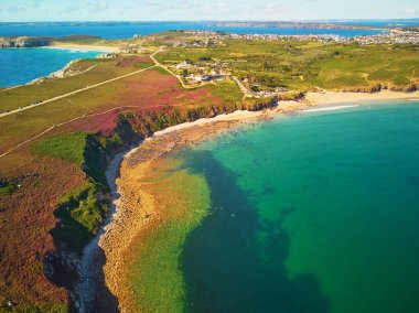 Finistere, Brittany, Fransa 'daki Atlantik okyanus kıyılarının insansız hava aracı görüntüsü. Ünlü GR34 izleme yolu boyunca yaygın olarak bilinen turist çekimini gösteren hava aracı görüntüsü