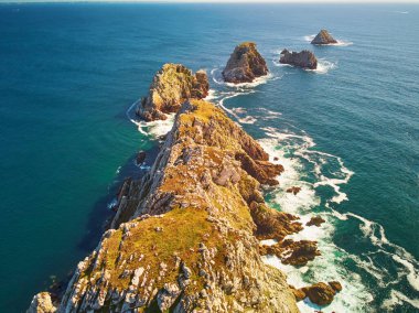 Fransa 'nın Brittany kentindeki en popüler turizm merkezlerinden biri olan Crozon yarımadasının manzarası. Ünlü GR34 izleme yolu boyunca yaygın olarak bilinen turist çekimini gösteren hava aracı görüntüsü