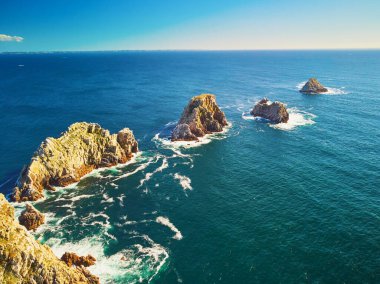 Fransa 'nın Brittany kentindeki en popüler turizm merkezlerinden biri olan Crozon yarımadasının manzarası. Ünlü GR34 izleme yolu boyunca yaygın olarak bilinen turist çekimini gösteren hava aracı görüntüsü