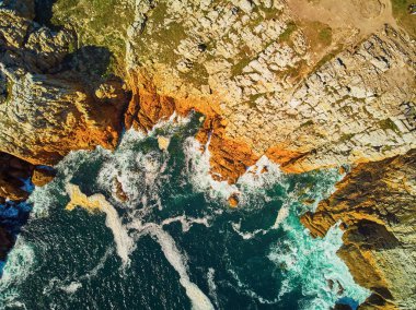 Fransa 'nın Brittany kentindeki en popüler turizm merkezlerinden biri olan Crozon yarımadasının manzarası. Ünlü GR34 izleme yolu boyunca yaygın olarak bilinen turist çekimini gösteren hava aracı görüntüsü