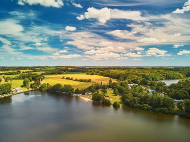 Fransa, Brittany 'deki otlakların ve tarım alanlarının havadan görünüşü. Yeşil tarlaları ve çayırları olan güzel bir Fransız kırsalı. Muhteşem kırsal alan.