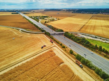 Fransa 'nın başkenti Brittany' de güzel Fransız kırsal ve altı şeritli otobanın insansız hava aracı görüntüsü