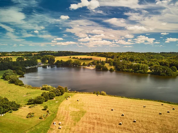 프랑스 브르타뉴의 목초지와 농지를 공중에서 내려다본 아름다운 프랑스 시골에 들판과 — 스톡 사진