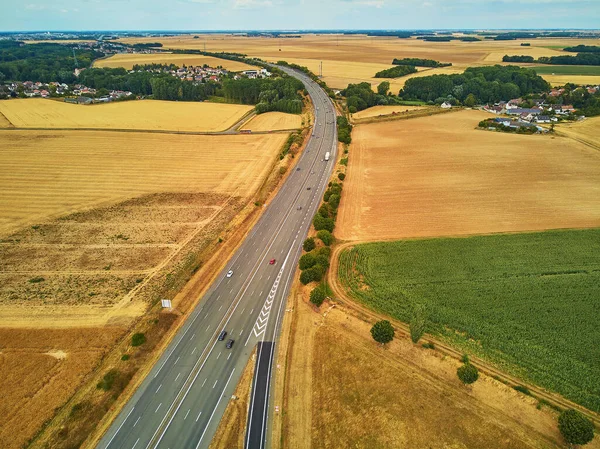 フランス ブルターニュの美しいフランスの田舎と6車線の高速道路の空中ドローンビュー — ストック写真