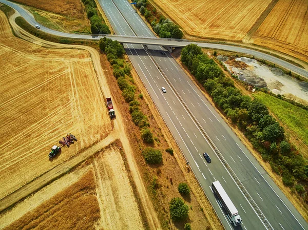 フランス ブルターニュの美しいフランスの田舎と6車線の高速道路の空中ドローンビュー — ストック写真