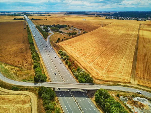 法国布列塔尼美丽的法国乡村和六车道高速公路的无人驾驶飞机图像 — 图库照片