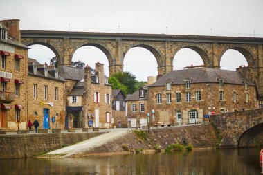 Dinan limanının manzarası ve Fransa 'nın Brittany kentindeki en popüler turizm merkezlerinden biri olan Rance nehri üzerindeki viyadük manzarası