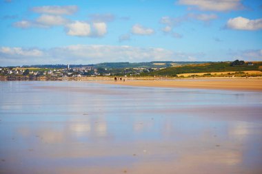 Fransa 'nın en popüler turizm merkezlerinden biri olan Cape Frehel yakınlarındaki geniş kumsalda sular çekildiğinde. Ünlü GR34 izleme yolu boyunca yaygın olarak bilinen turistik ilgi.