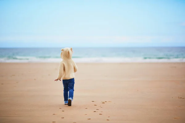 Entzückendes Kleinkind Sandstrand Der Atlantikküste Der Bretagne Frankreich Kleines Kind — Stockfoto