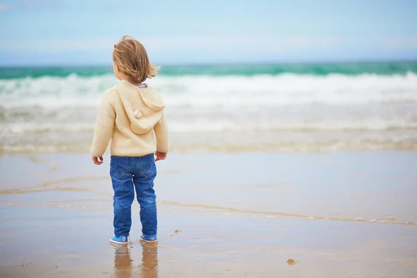 在法国布列塔尼大西洋海岸的沙滩上 一个可爱的蹒跚学步的小女孩 小孩子在海上度假或远洋度假 与孩子一起旅行 — 图库照片