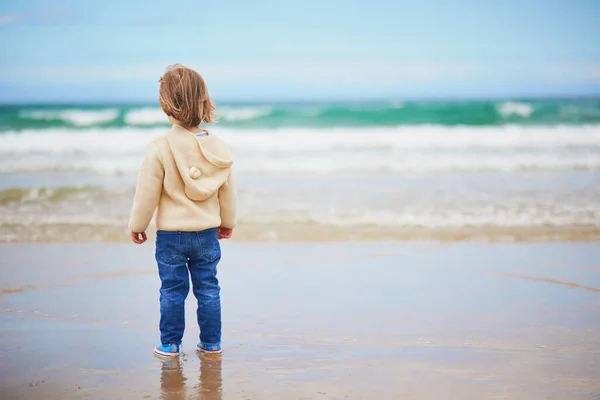 Gadis Balita Yang Cantik Pantai Pasir Pantai Atlantik Brittany Perancis — Stok Foto