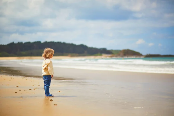 Menina Adorável Criança Praia Areia Costa Atlântica Bretanha França Criança — Fotografia de Stock