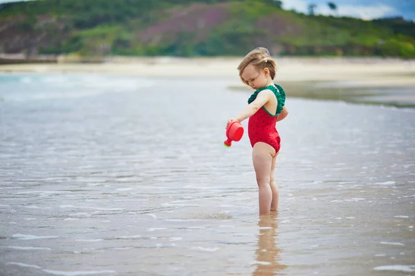 Förtjusande Liten Flicka Som Leker Sandstranden Vid Atlantkusten Bretagne Frankrike — Stockfoto