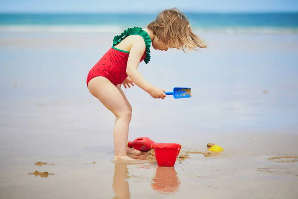 Förtjusande Liten Flicka Som Leker Sandstranden Vid Atlantkusten Bretagne Frankrike — Stockfoto