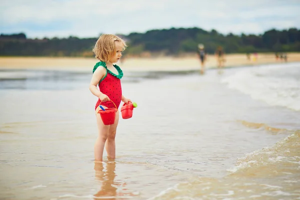 在法国布列塔尼大西洋海岸的沙滩上玩耍的可爱的蹒跚学步的小女孩 小孩子在海上度假或远洋度假 与孩子一起旅行 — 图库照片
