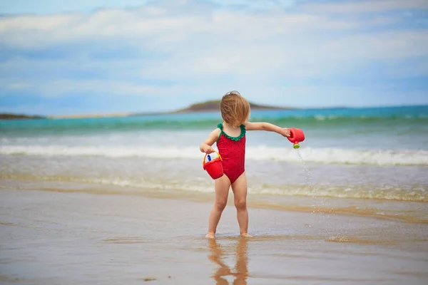 Entzückendes Kleinkind Beim Spielen Sandstrand Der Atlantikküste Der Bretagne Frankreich — Stockfoto