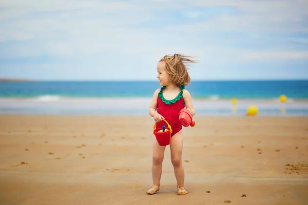 Menina Adorável Criança Brincando Praia Areia Costa Atlântica Bretanha França — Fotografia de Stock