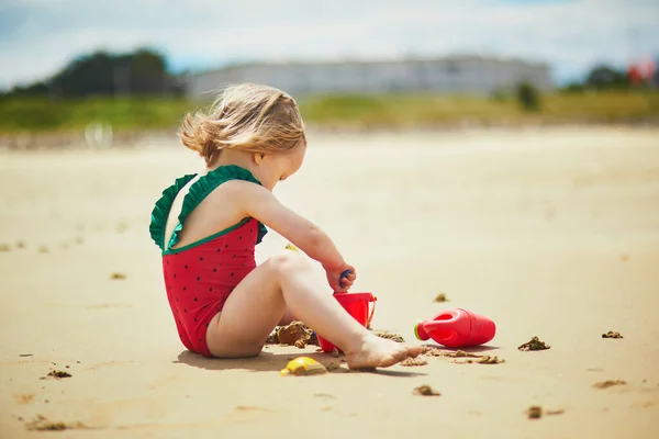 Menina Adorável Criança Brincando Praia Areia Costa Atlântica Bretanha França — Fotografia de Stock