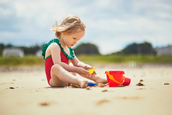 Αξιολάτρευτο Κοριτσάκι Που Παίζει Στην Αμμουδιά Στην Ακτή Του Ατλαντικού — Φωτογραφία Αρχείου