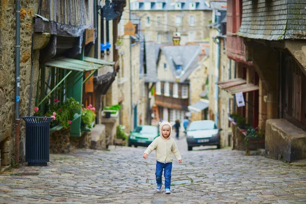 在法国布列塔尼 中世纪城镇迪南最美丽的街道之一 Jerzual大街上可爱的蹒跚学步的小女孩 与孩子一起旅行 — 图库照片