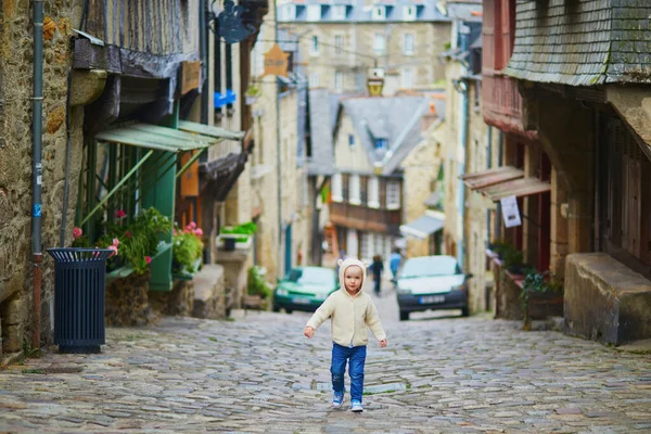 Menina Adorável Rue Jerzual Uma Das Ruas Mais Bonitas Cidade — Fotografia de Stock