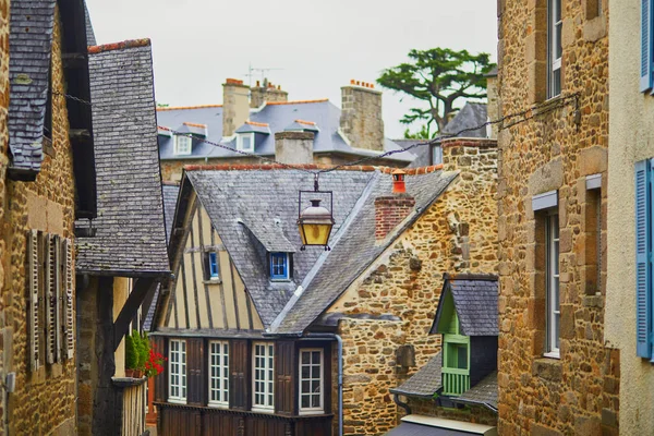 ブルターニュ フランスのディナンの中世の町で最も美しい通りの一つ — ストック写真