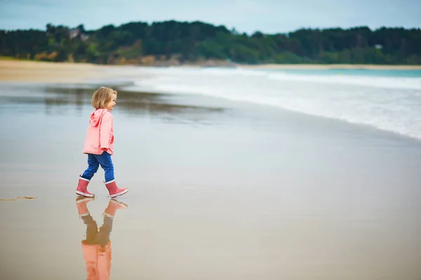 Förtjusande Liten Flicka Sandstranden Vid Atlantkusten Bretagne Frankrike Små Barn — Stockfoto