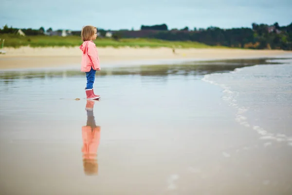 Adorable Niña Playa Arena Costa Atlántica Bretaña Francia Niño Pequeño — Foto de Stock