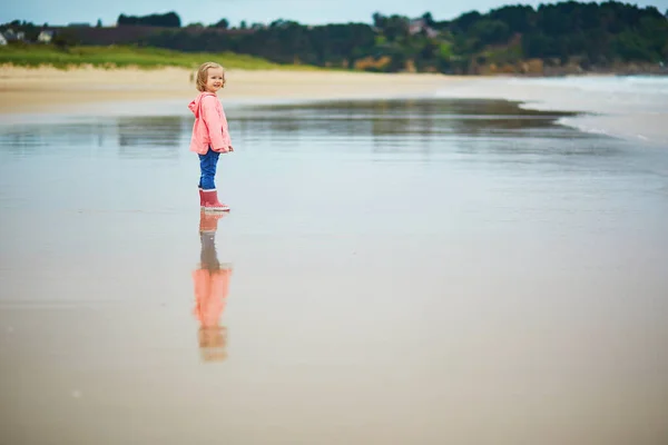 Menina Adorável Criança Praia Areia Costa Atlântica Bretanha França Criança — Fotografia de Stock