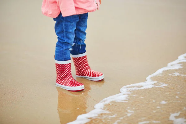 Menina Adorável Criança Botas Chuva Vermelhas Praia Areia Costa Atlântica — Fotografia de Stock