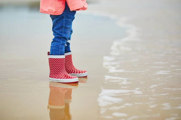 Adorabile Bambina Stivali Pioggia Rossi Sulla Spiaggia Sabbia Sulla Costa — Foto Stock