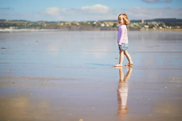 Очаровательная Малышка Песчаном Пляже Атлантического Побережья Бретани Франция Маленький Ребенок — стоковое фото