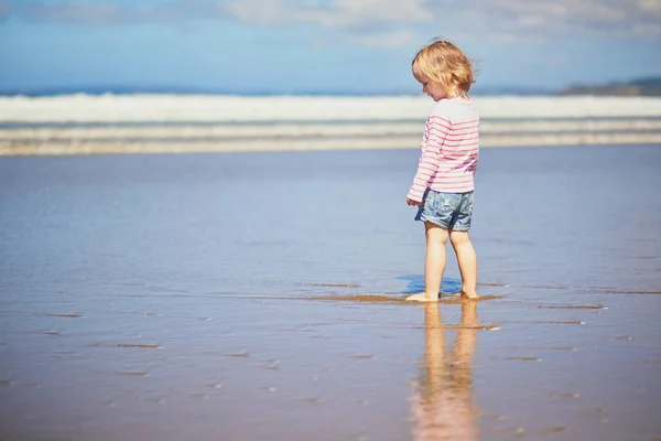Roztomilé Batole Dívka Písečné Pláži Pobřeží Atlantiku Bretaň Francie Malé — Stock fotografie
